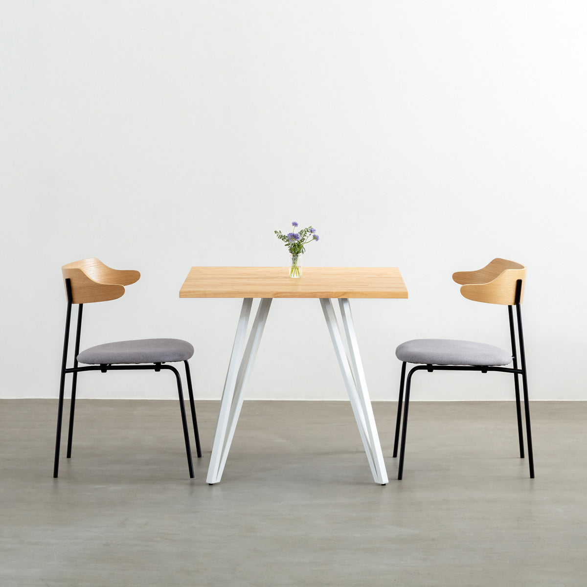 Kanademonoのラバーウッドナチュラル天板とトライアングルホワイト脚4本を組み合わせたスクエア型のカフェテーブル（使用例1）