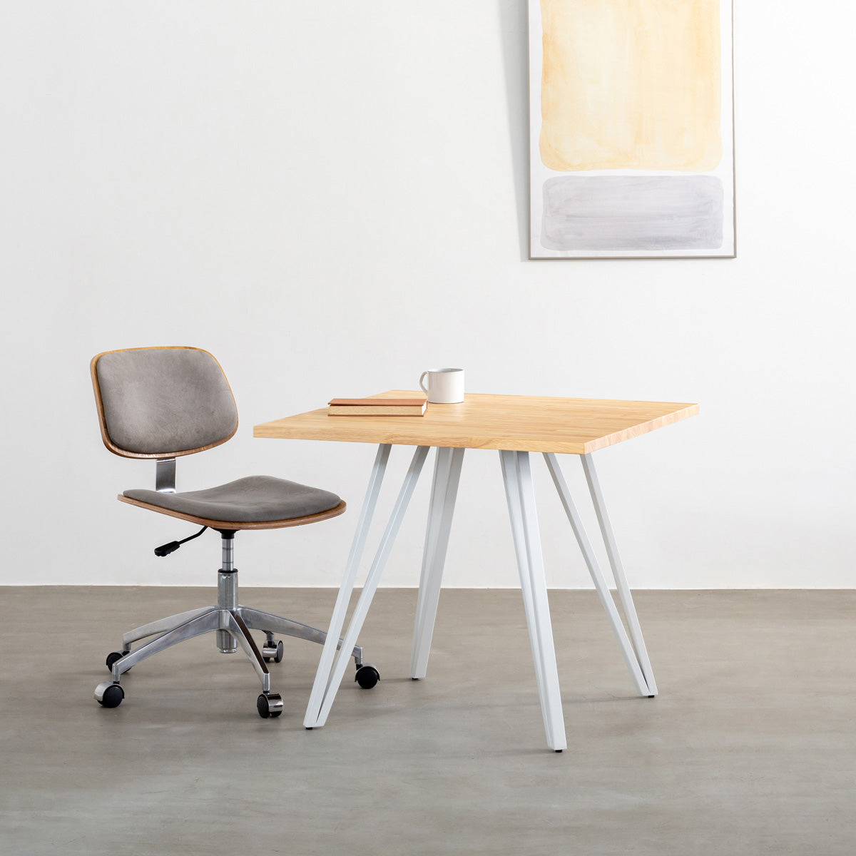 Kanademonoのラバーウッドナチュラル天板とトライアングルホワイト脚4本を組み合わせたスクエア型のカフェテーブル（使用例2）