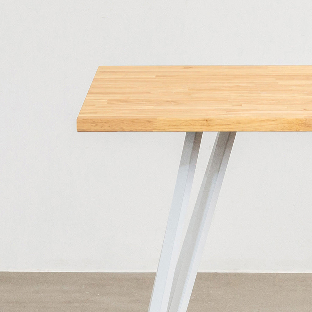 Kanademonoのラバーウッドナチュラル天板とトライアングルホワイト脚4本を組み合わせたスクエア型のカフェテーブル（天板と脚）