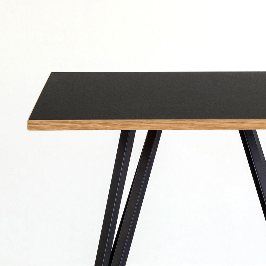 Kanademonoリノリウム・Neroのスクエア天板と三角のチューブが華やかなアイアン脚を組み合わせたカフェテーブル（天板と脚）