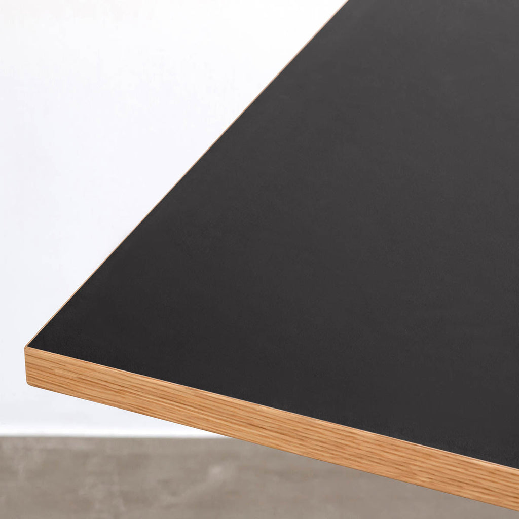 Kanademonoリノリウム・Neroのスクエア天板と三角のチューブが華やかなアイアン脚を組み合わせたカフェテーブル（天板クローズ）