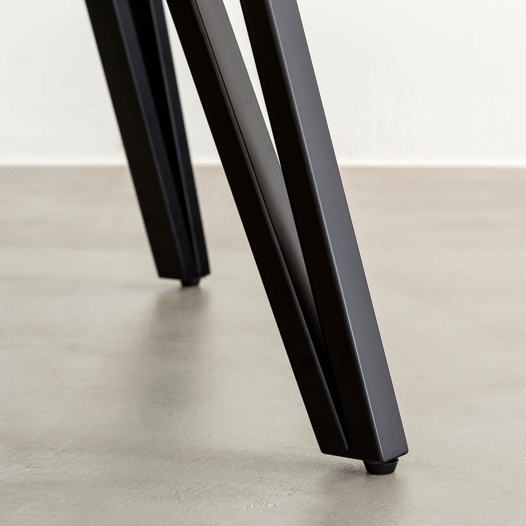 KANADEMONOのマットブラックのトライアングル型のピンタイプ鉄脚