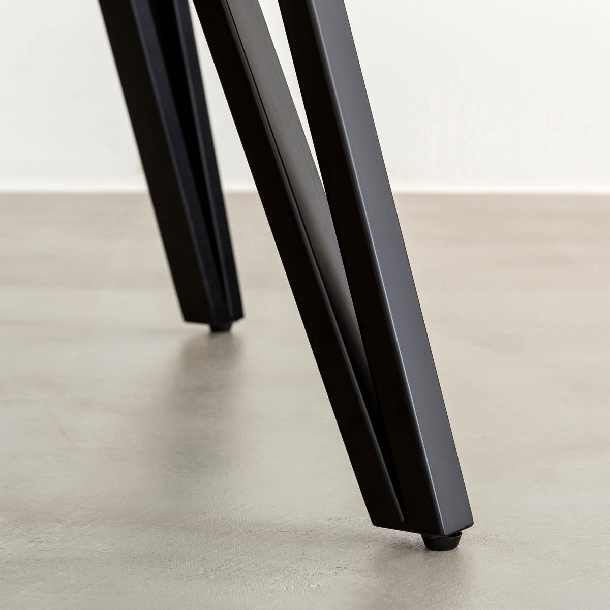 Kanademonoの三角のアイアンチューブが華やかな印象のカフェ脚