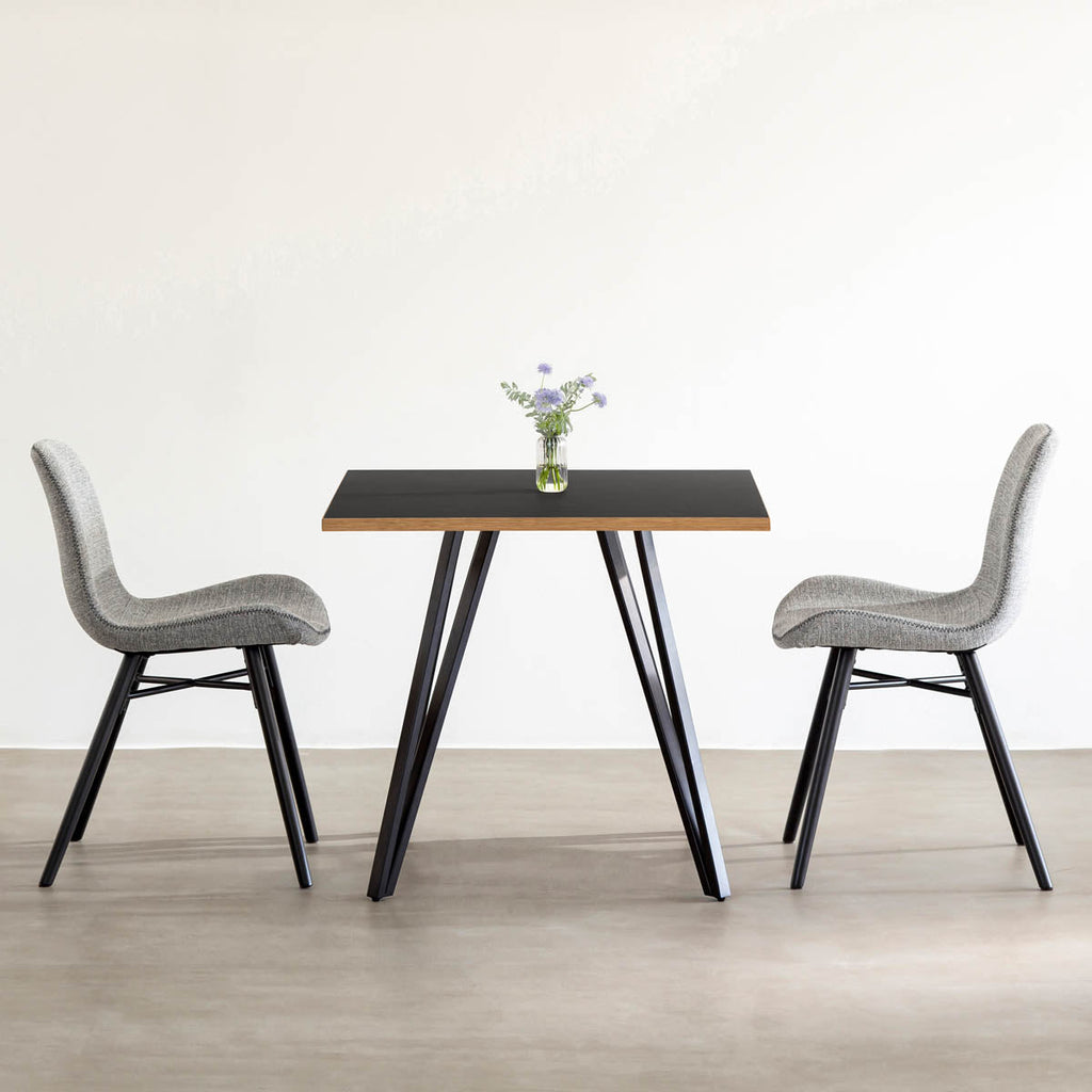 Kanademonoリノリウム・Neroのスクエア天板と三角のチューブが華やかなアイアン脚を組み合わせたカフェテーブルの使用例1