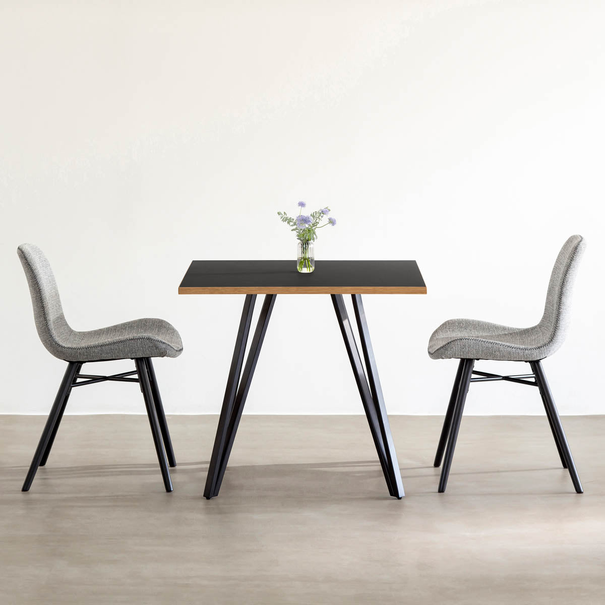 Kanademonoリノリウム・Neroのスクエア天板と三角のチューブが華やかなアイアン脚を組み合わせたカフェテーブルの使用例1