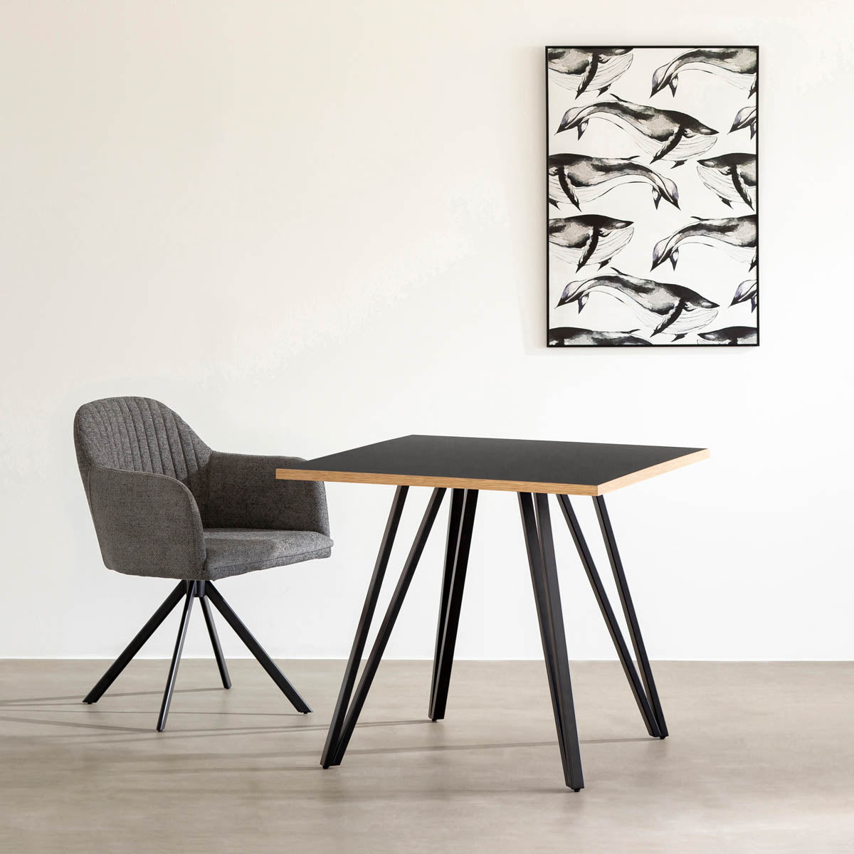 Kanademonoリノリウム・Neroのスクエア天板と三角のチューブが華やかなアイアン脚を組み合わせたカフェテーブル使用例2