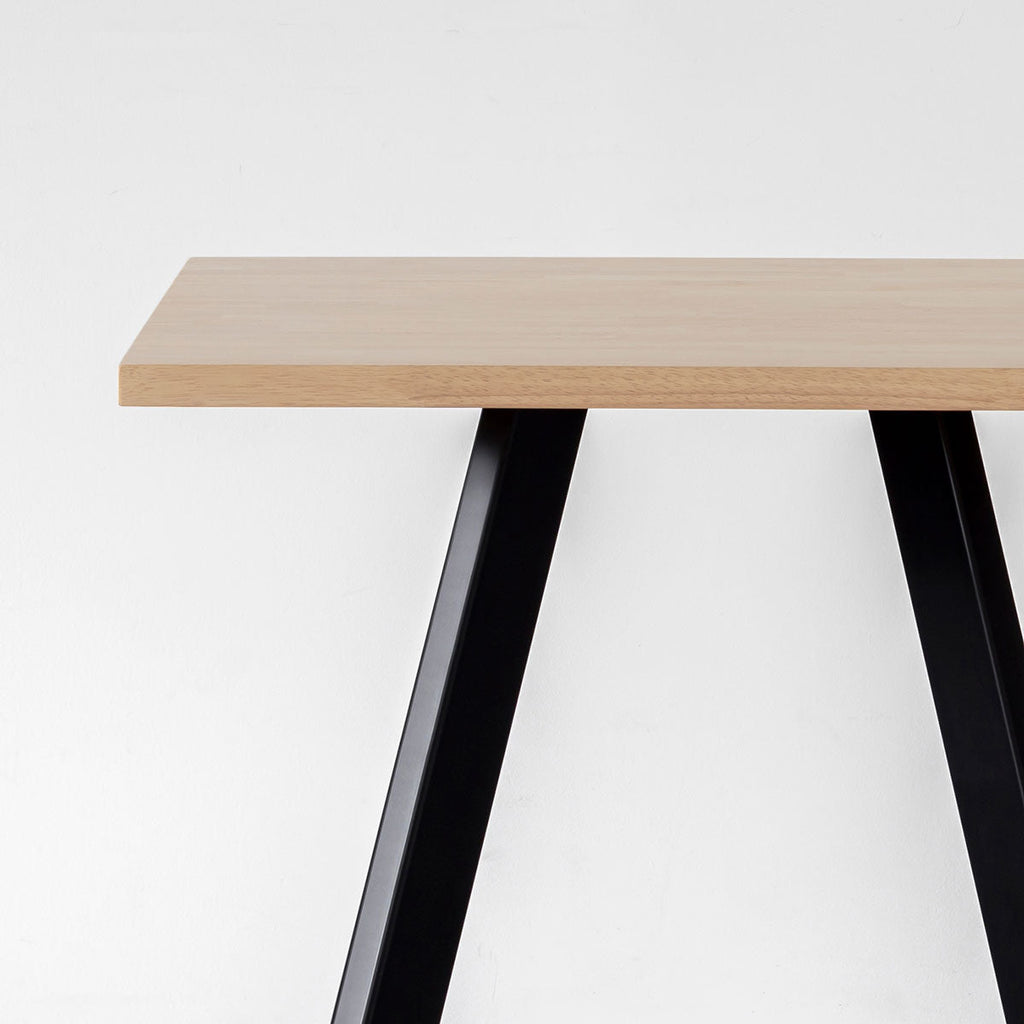 かなでもののラバーウッド材のスクエア天板Ashとマットブラックの4pinアイアン脚を組み合わせたすっきりとしたデザインのカフェテーブル（天板と脚）