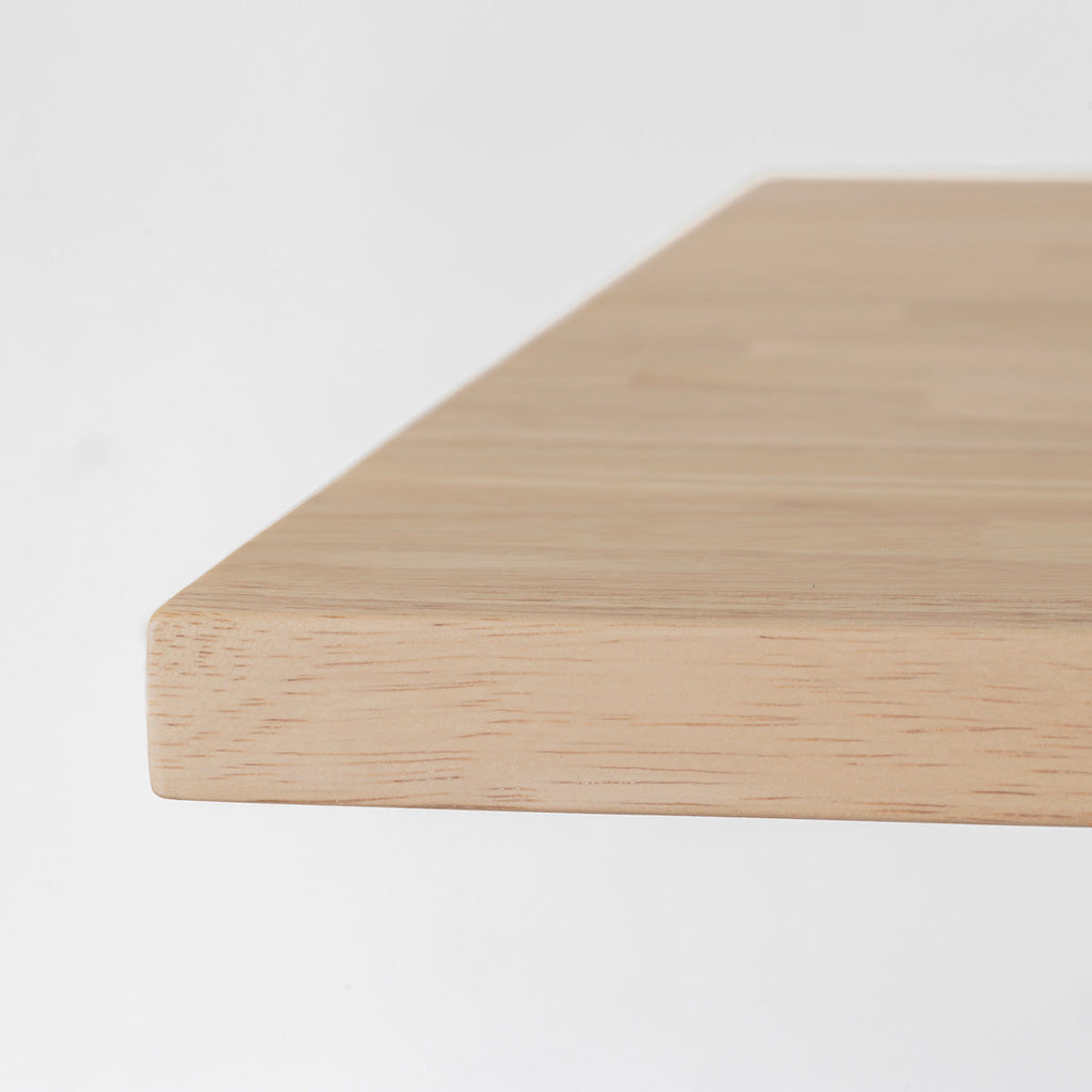 かなでもののラバーウッド材のスクエア天板Ashとマットブラックの4pinアイアン脚を組み合わせたすっきりとしたデザインのカフェテーブルの天板1