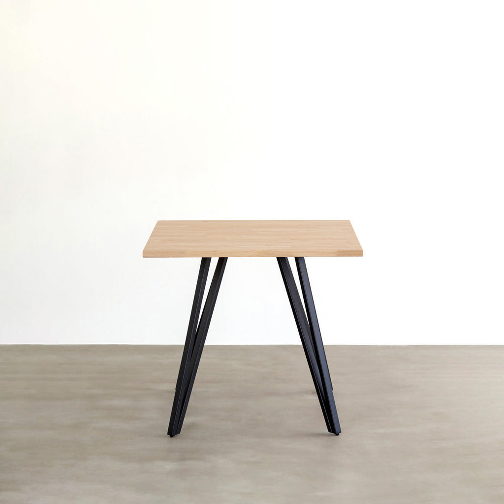 KANADEMONOのラバーウッド・アッシュのスクエア天板と三角のチューブが華やかなアイアン脚を組み合わせたカフェテーブル（正面）