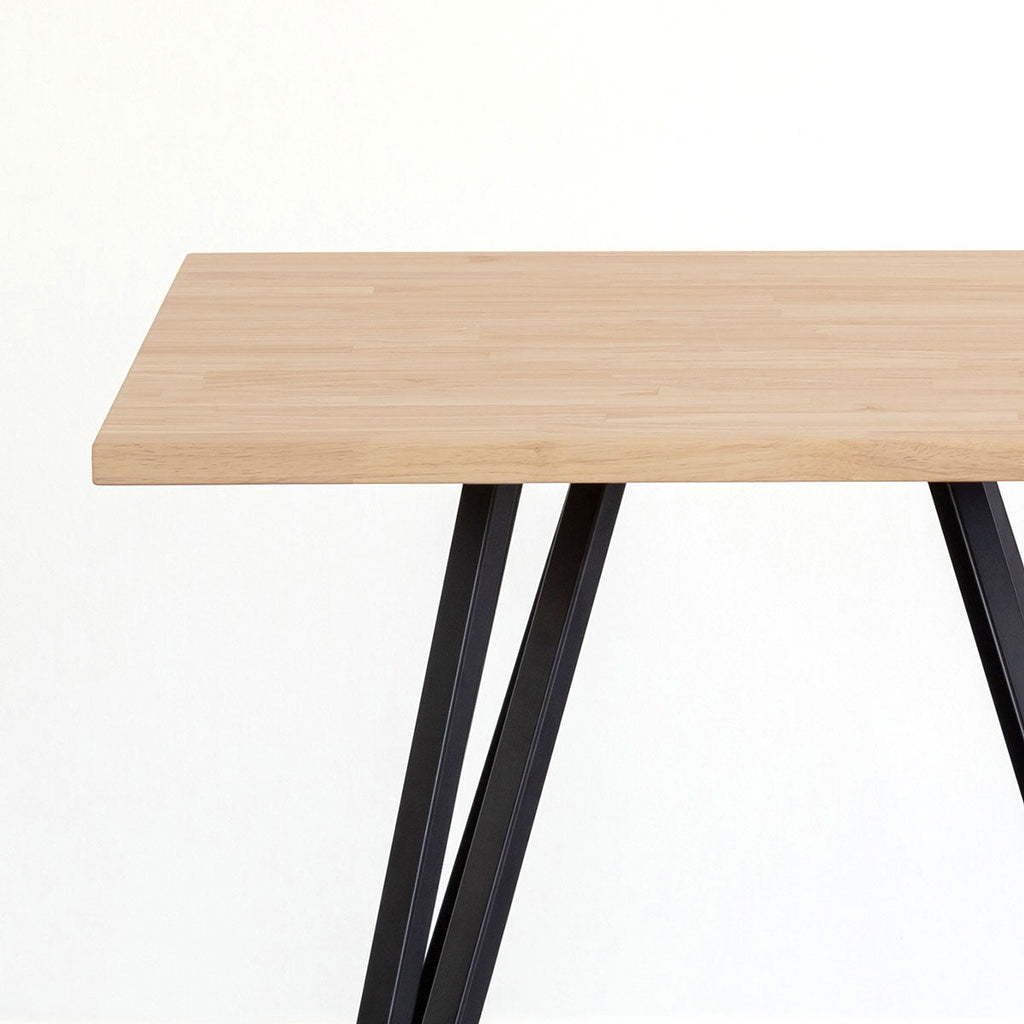 KANADEMONOのラバーウッド・アッシュのスクエア天板と三角のチューブが華やかなアイアン脚を組み合わせたカフェテーブル（天板と脚）