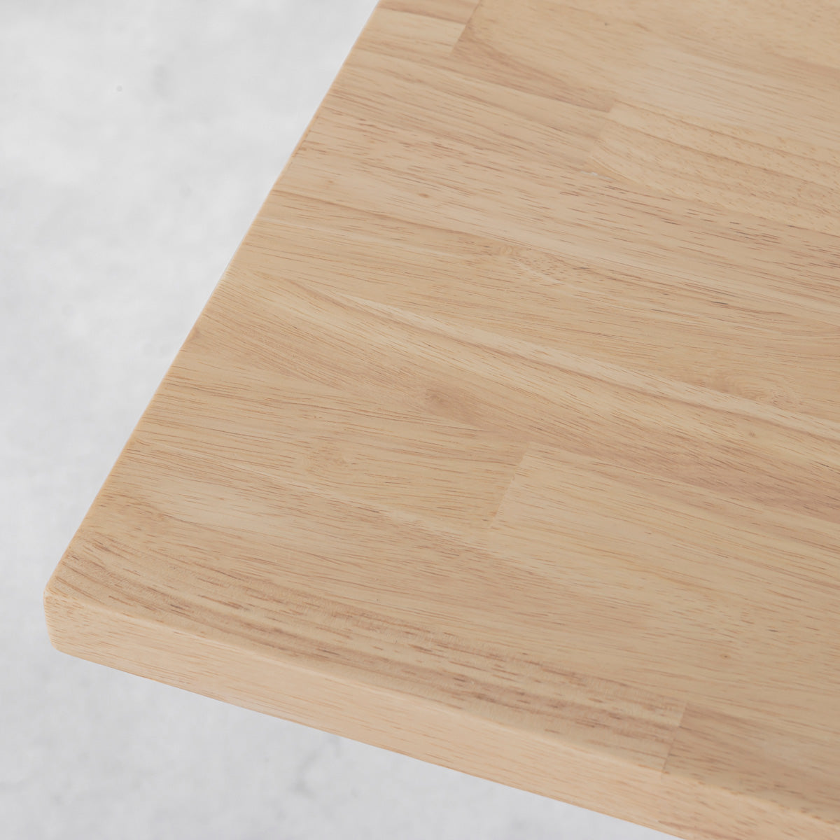 Kanademonoラバーウッド・Ashのスクエア天板と三角のチューブが華やかなアイアン脚を組み合わせたカフェテーブル2