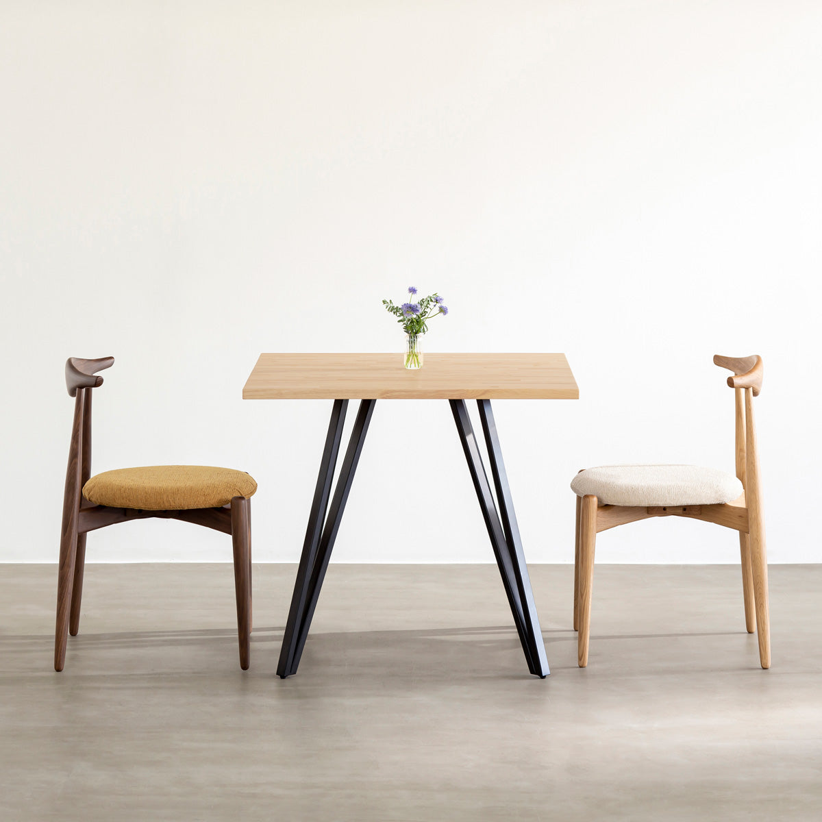 Kanademonoラバーウッド・Ashのスクエア天板と三角のチューブが華やかなアイアン脚を組み合わせたカフェテーブルの使用例1