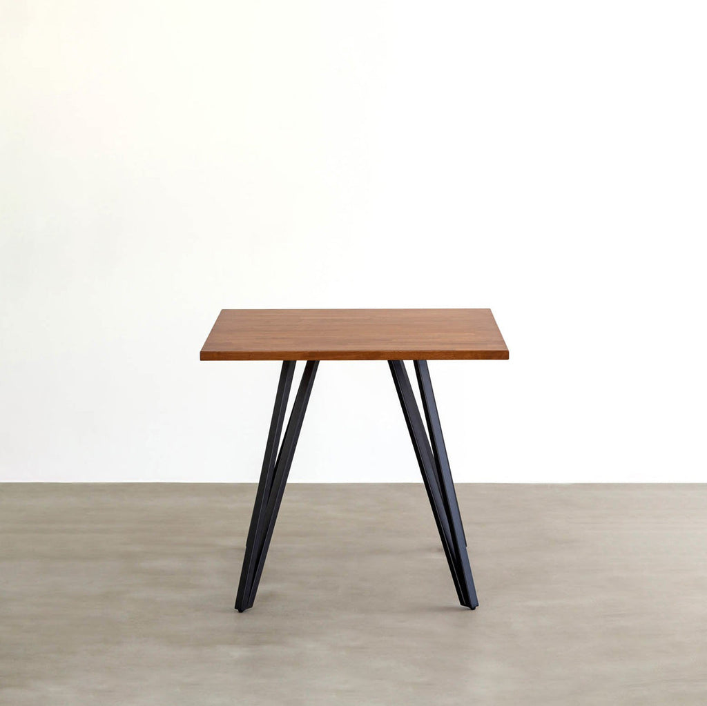 KANADEMONOのラバーウッド・チークブラウンのスクエア天板と三角のチューブが華やかなアイアン脚を組み合わせたカフェテーブル（正面）