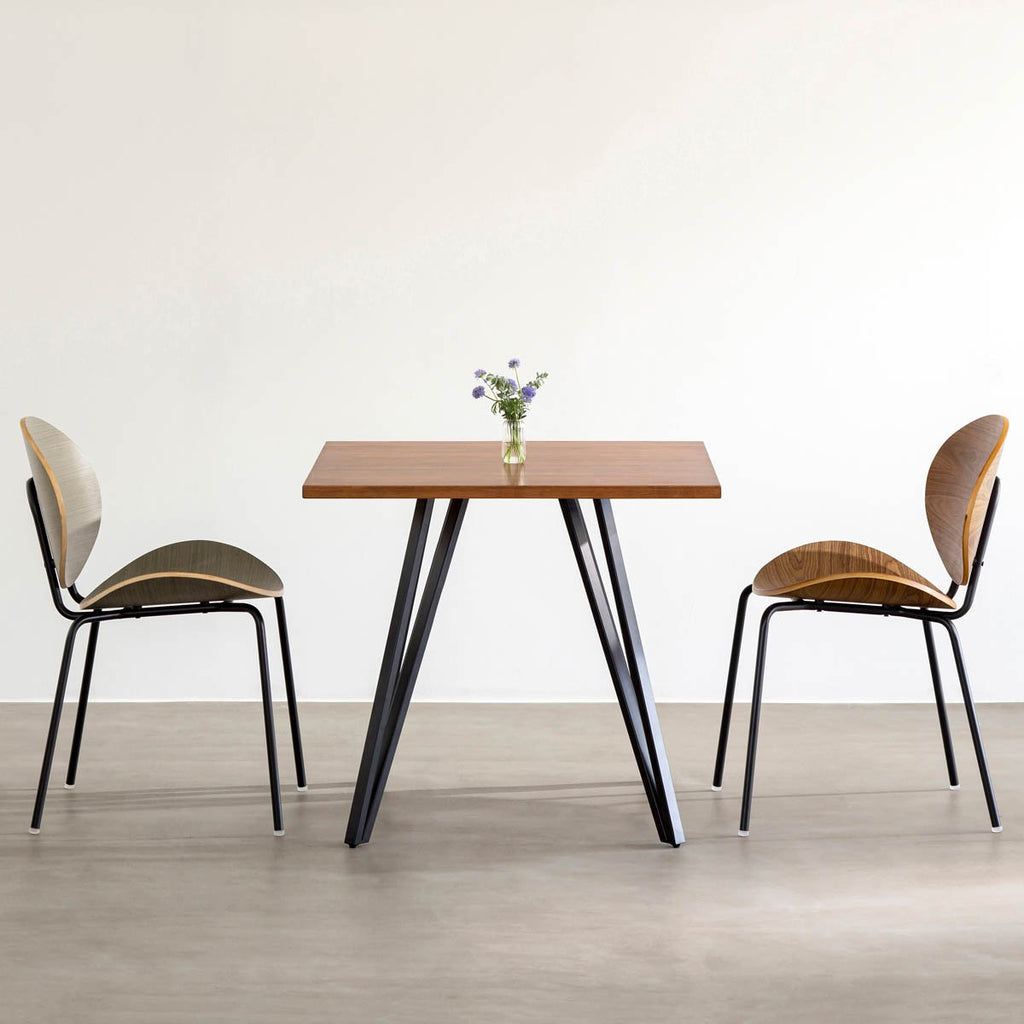 Kanademonoラバーウッド・TeakBrownのスクエア天板と三角のチューブが華やかなアイアン脚を組み合わせたカフェテーブルの使用例1