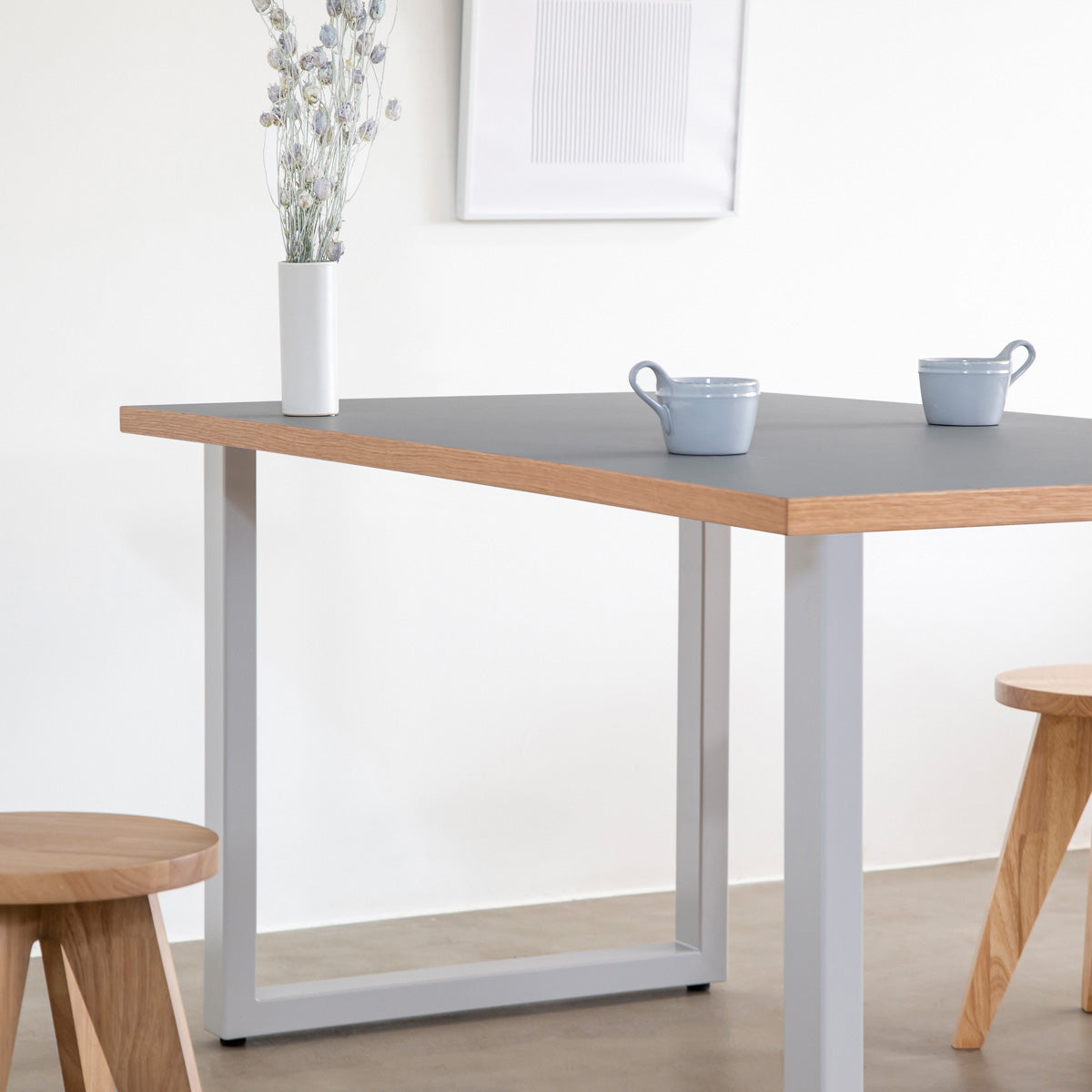KANADEMONOのリノリウムAsh天板にCloudカラーのスクエアスチール脚を組み合わせたテーブル（使用イメージ３）
