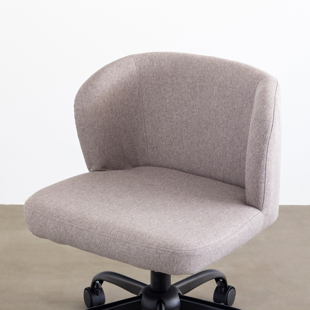 かなでもののやさしいカーブの背もたれがシックなデザインのベージュのファブリック製デスクチェア（座面2）
