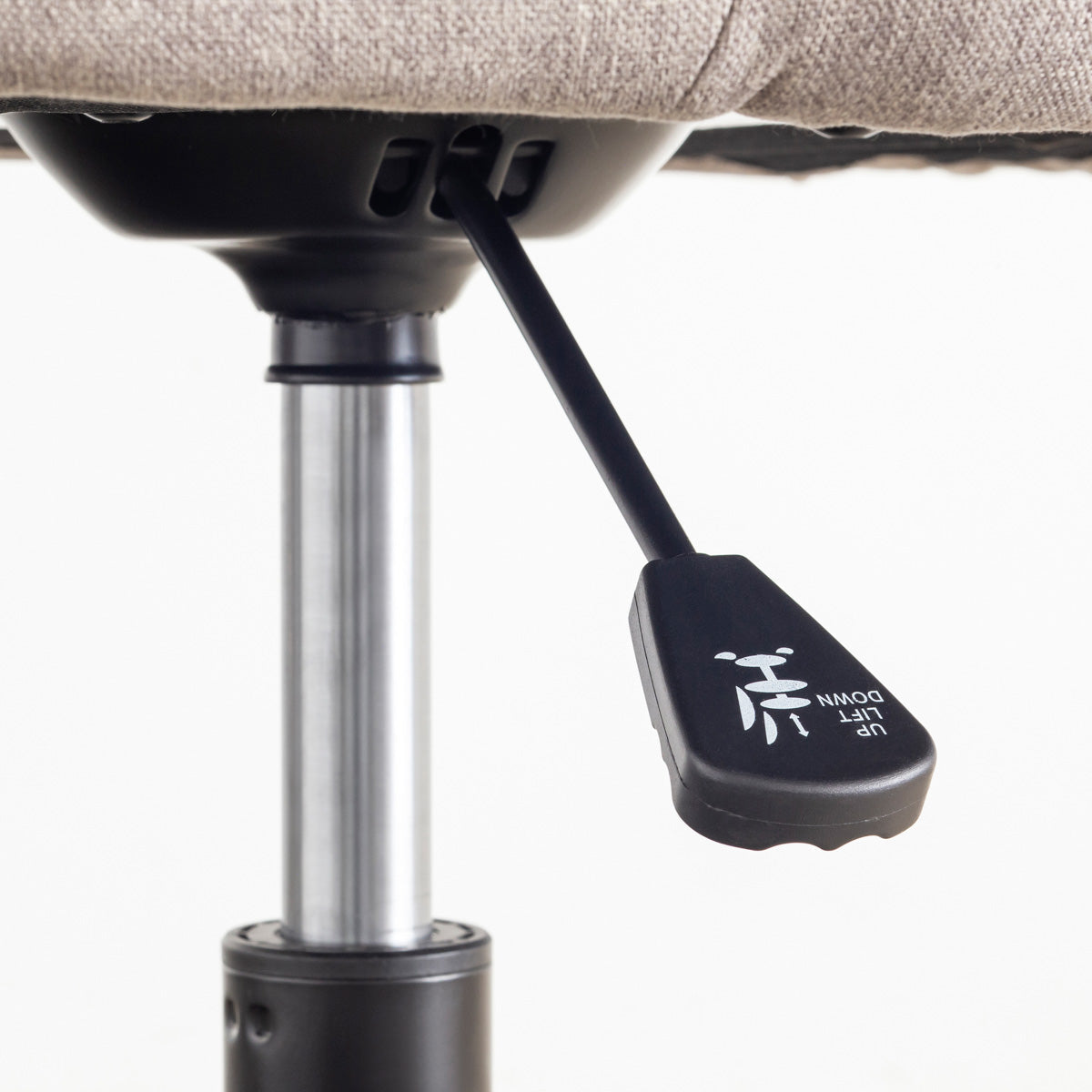 かなでもののやさしいカーブの背もたれがシックなデザインのベージュのファブリック製デスクチェア（レバー）