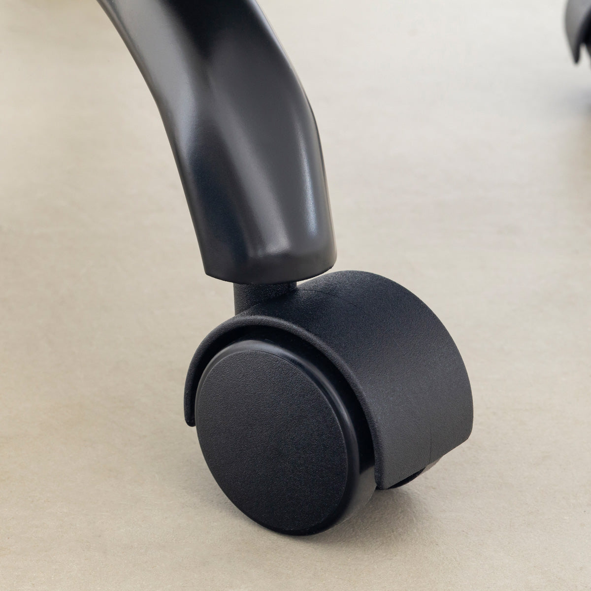かなでもののやさしいカーブの背もたれがシックなデザインのベージュのファブリック製デスクチェア（脚）