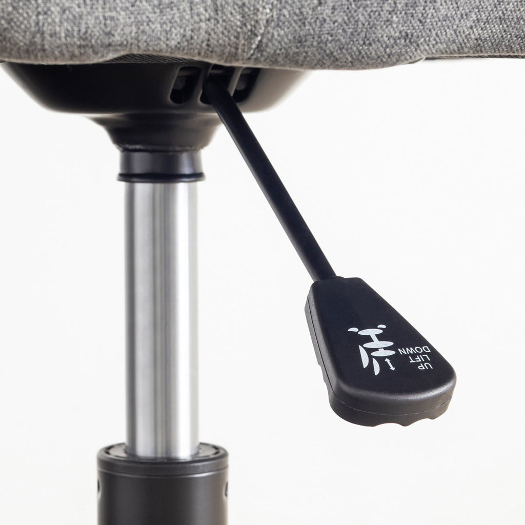 かなでもののやさしいカーブの背もたれがシックなデザインのグレーのファブリック製デスクチェア（レバー）