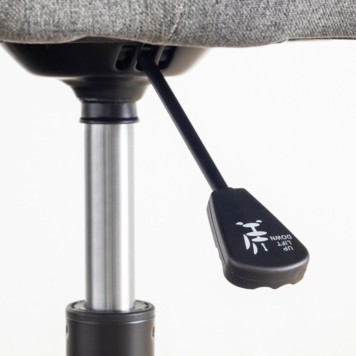かなでもののやさしいカーブの背もたれがシックなデザインのグレーのファブリック製デスクチェア（レバー）