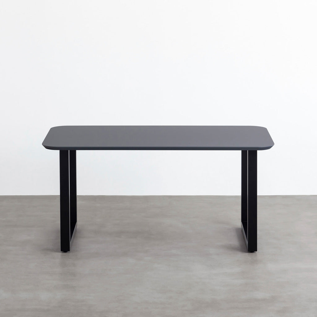ナノテクノロジー素材を使用したダークグレーのFENIX天板とマットブラックのスクエア鉄脚を組み合わせた優れた性能と美しさを併せもつ新しいテーブル（正面）