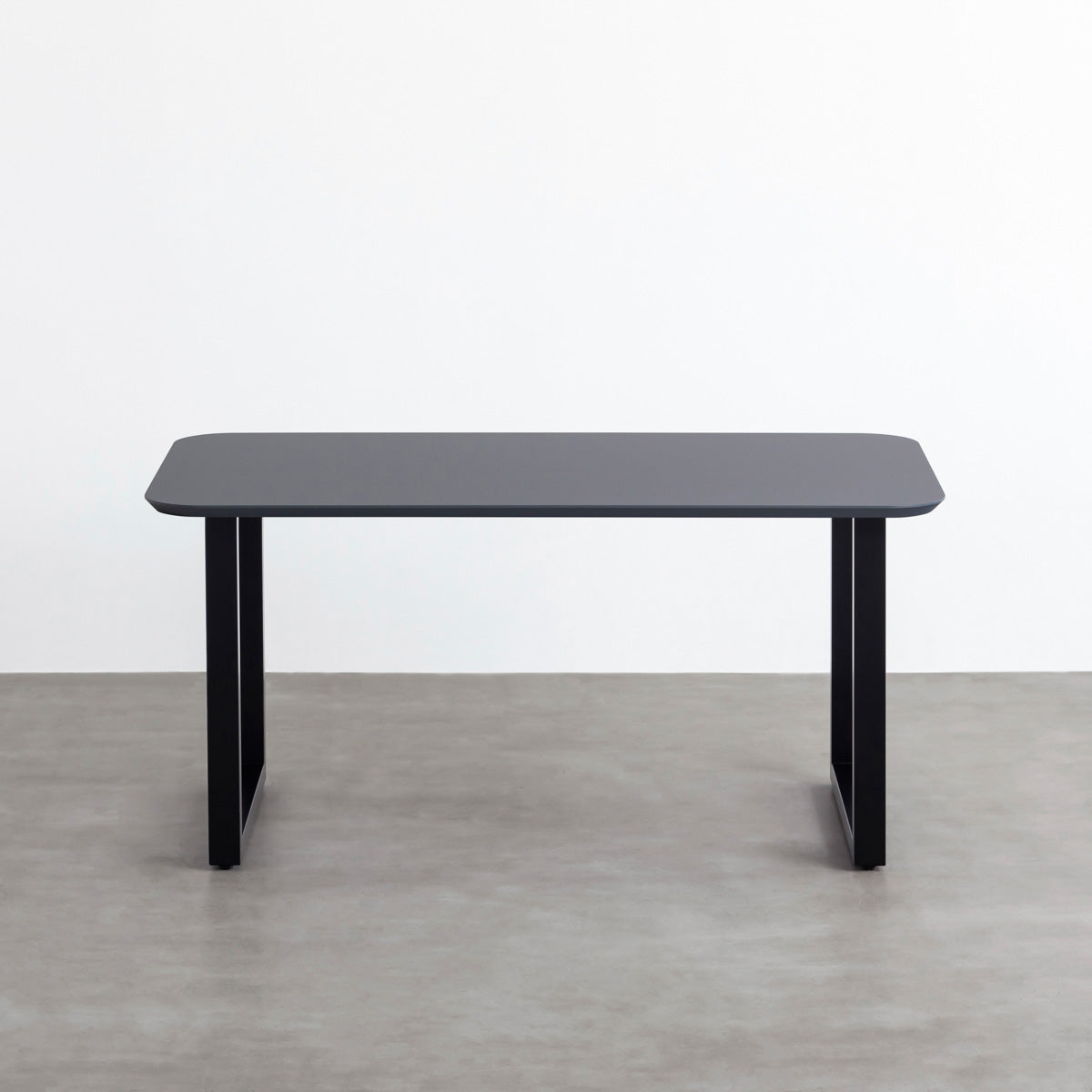 ナノテクノロジー素材を使用したダークグレーのFENIX天板とマットブラックのスクエア鉄脚を組み合わせた優れた性能と美しさを併せもつ新しいテーブル（正面）