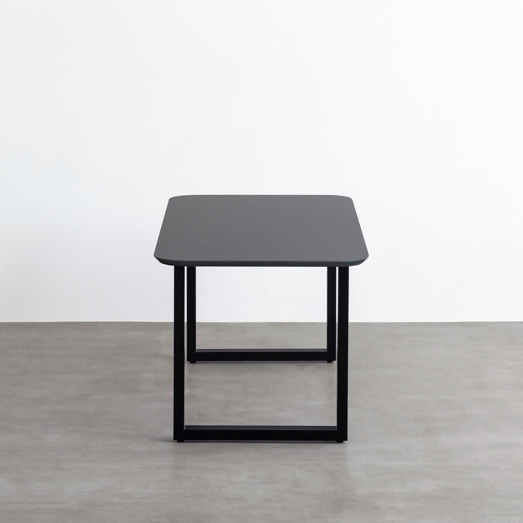 ナノテクノロジー素材を使用したダークグレーのFENIX天板とマットブラックのスクエア鉄脚を組み合わせた優れた性能と美しさを併せもつ新しいテーブル（横）