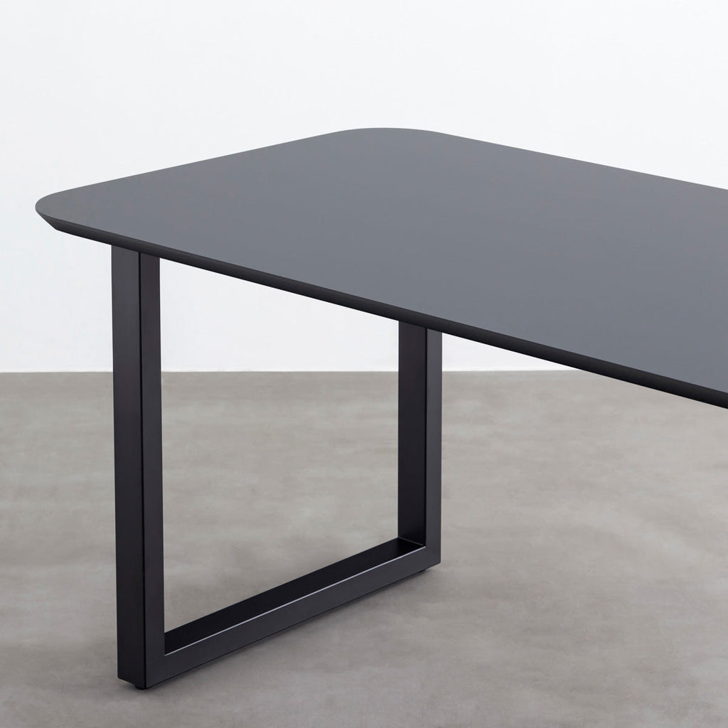 ナノテクノロジー素材を使用したダークグレーのFENIX天板とマットブラックのスクエア鉄脚を組み合わせた優れた性能と美しさを併せもつ新しいテーブル（脚）
