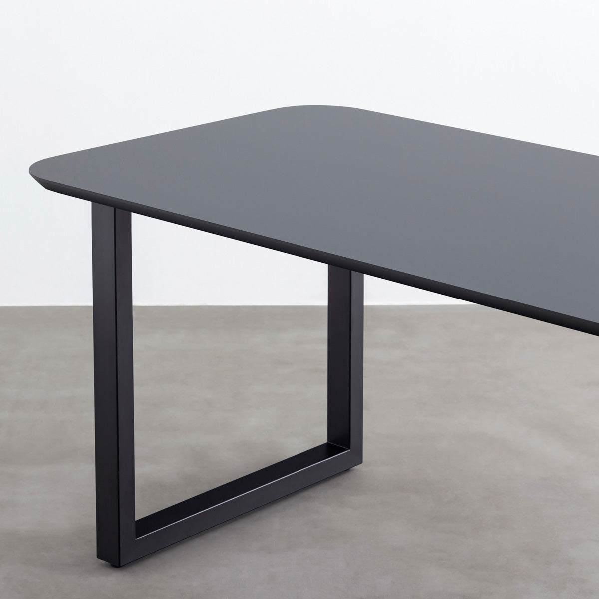 ナノテクノロジー素材を使用したダークグレーのFENIX天板とマットブラックのスクエア鉄脚を組み合わせた優れた性能と美しさを併せもつ新しいテーブル（脚）