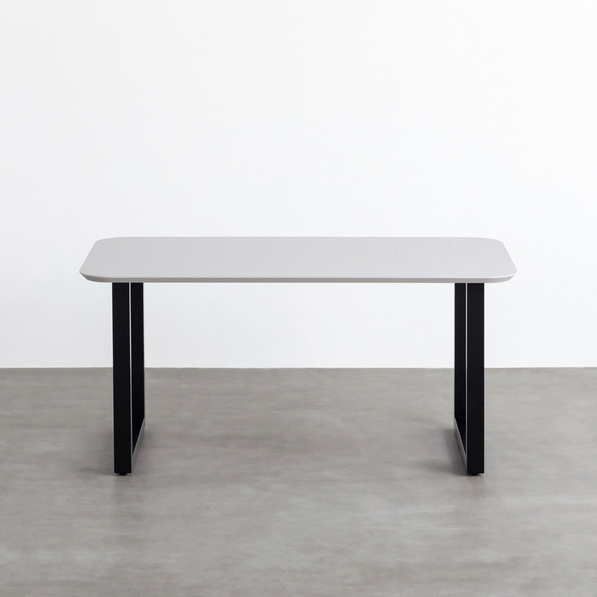 ナノテクノロジー素材を使用したライトグレーのFENIX天板とマットブラックのスクエア鉄脚を組み合わせた優れた性能と美しさを併せもつ新しいテーブル（正面）