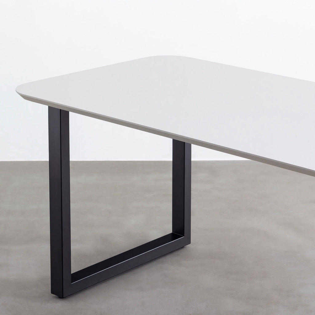ナノテクノロジー素材を使用したライトグレーのFENIX天板とマットブラックのスクエア鉄脚を組み合わせた優れた性能と美しさを併せもつ新しいテーブル（脚）