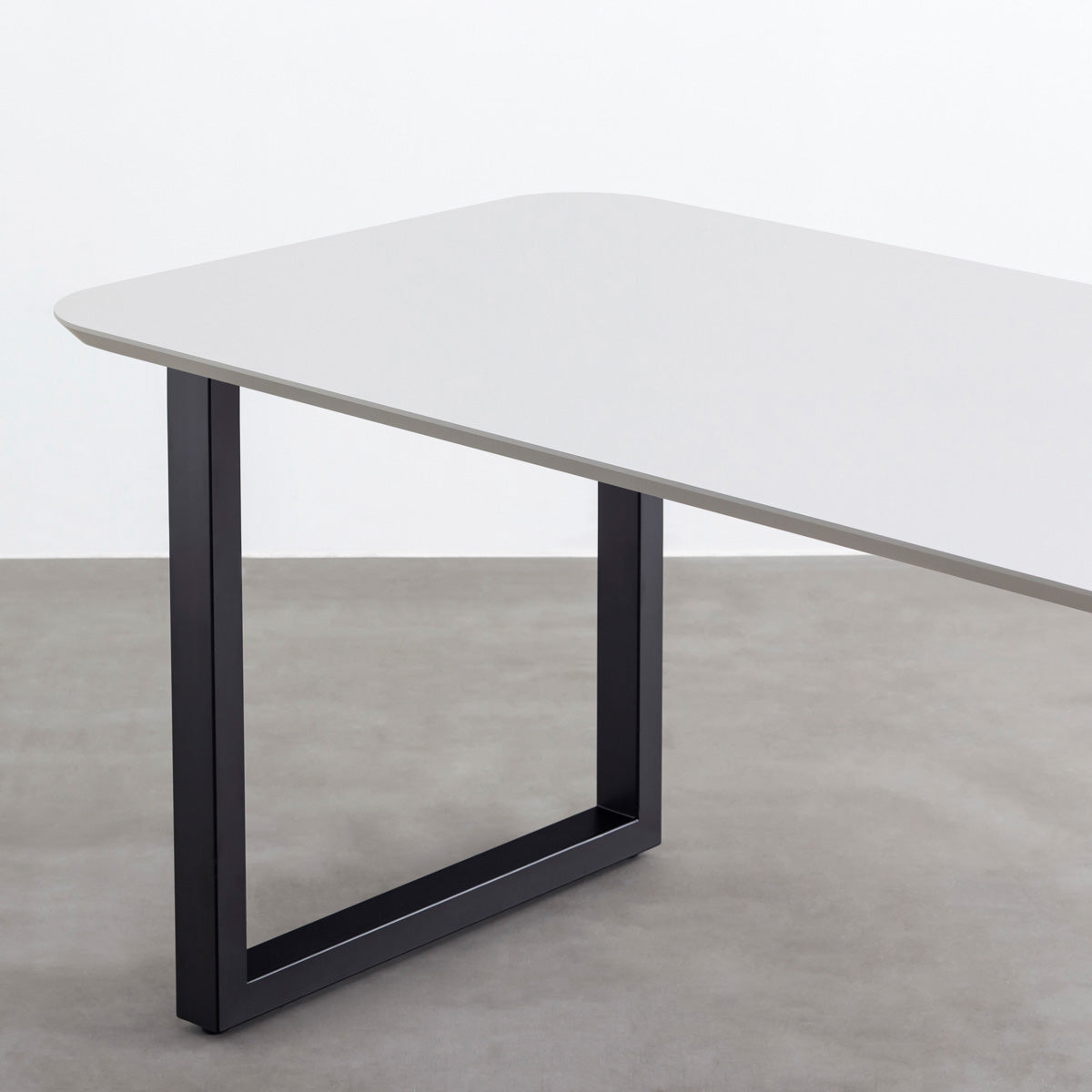 ナノテクノロジー素材を使用したライトグレーのFENIX天板とマットブラックのスクエア鉄脚を組み合わせた優れた性能と美しさを併せもつ新しいテーブル（脚）