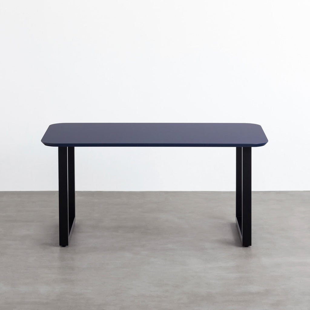 KanademonoのFENIXネイビー天板にブラックのスクエア鉄脚を合わせたテーブル（正面）