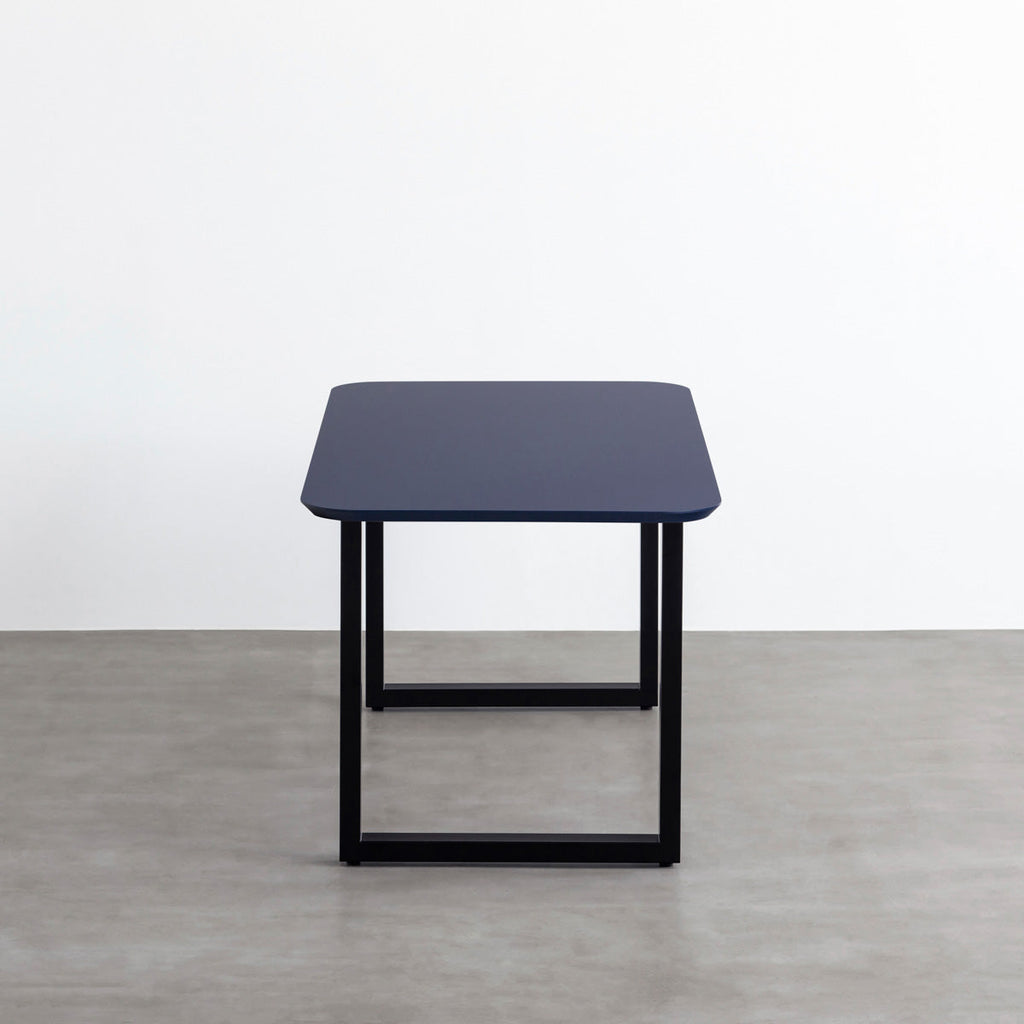 KanademonoのFENIXネイビー天板にブラックのスクエア鉄脚を合わせたテーブル（側面）