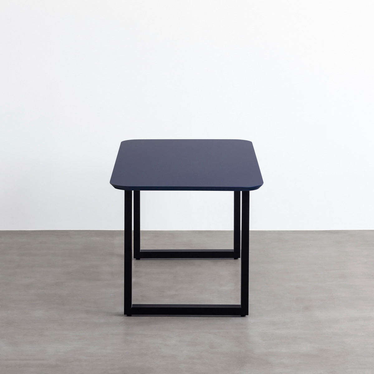 KanademonoのFENIXネイビー天板にブラックのスクエア鉄脚を合わせたテーブル（側面）