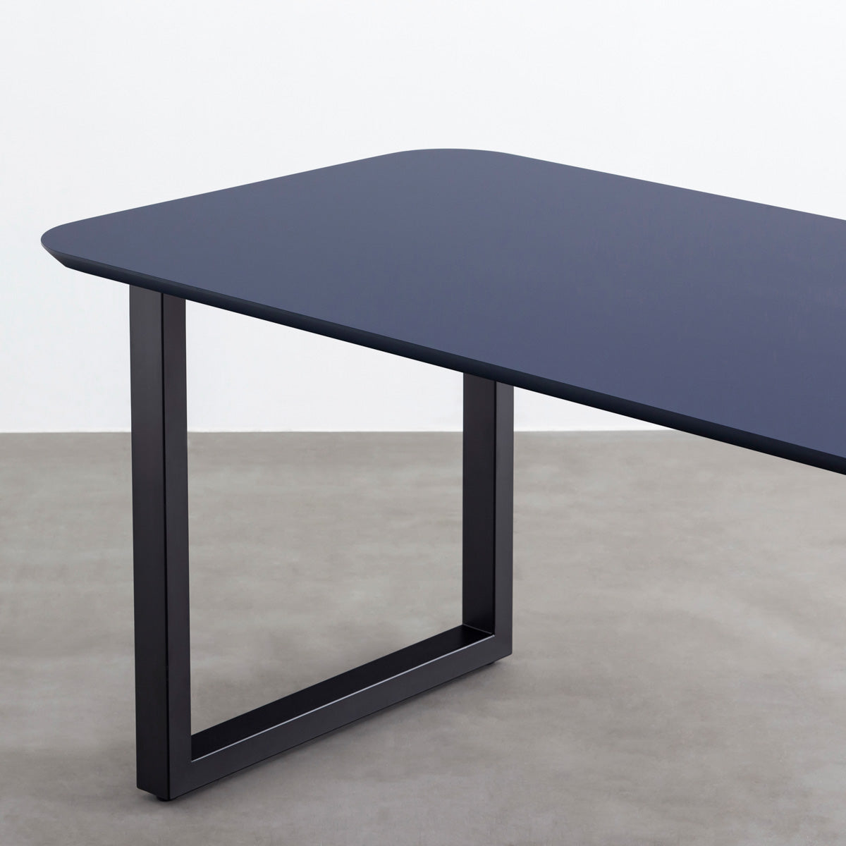 KanademonoのFENIXネイビー天板にブラックのスクエア鉄脚を合わせたテーブル（天板と脚）
