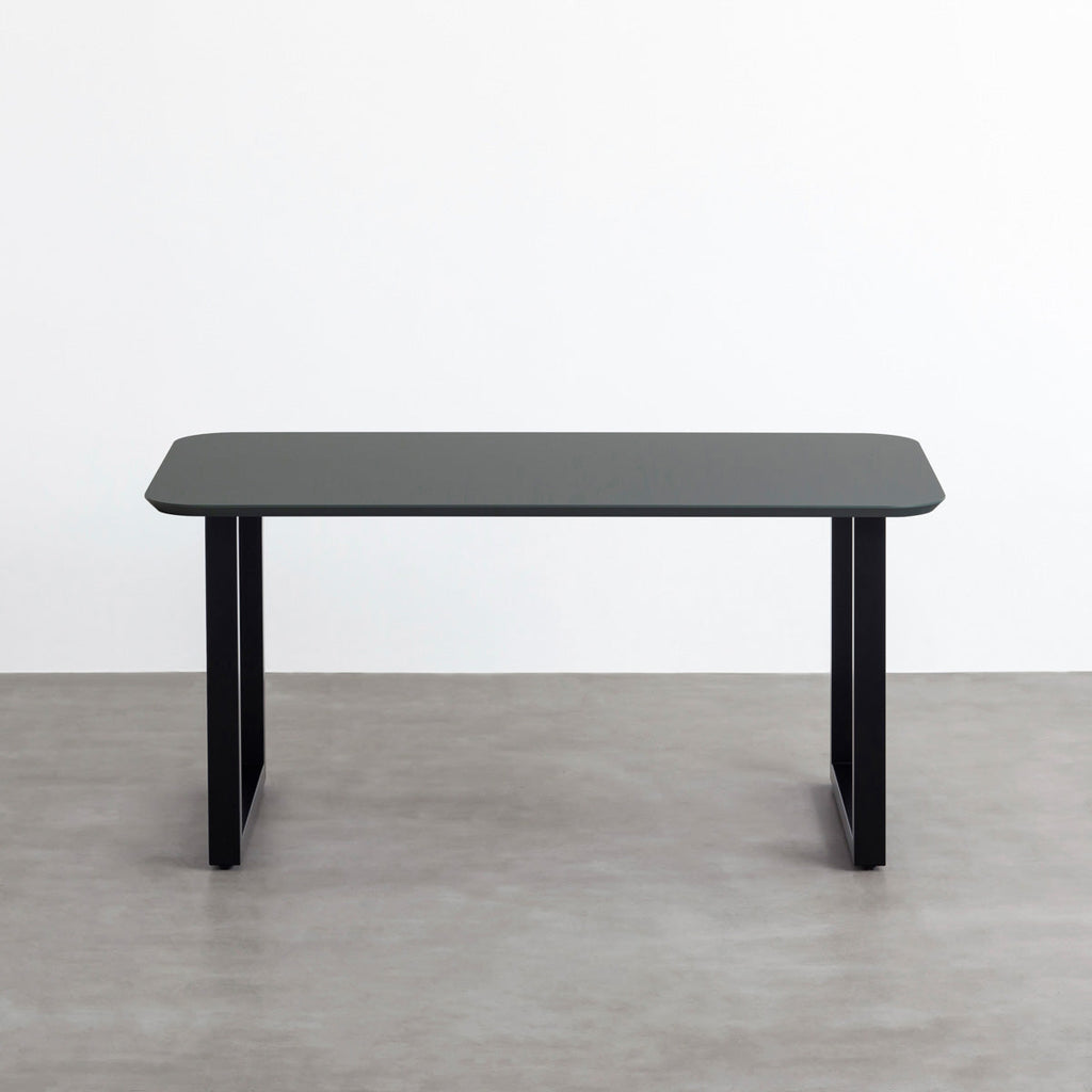 ナノテクノロジー素材を使用したオリーブのFENIX天板とマットブラックのスクエア鉄脚を組み合わせた優れた性能と美しさを併せもつ新しいテーブル（正面）