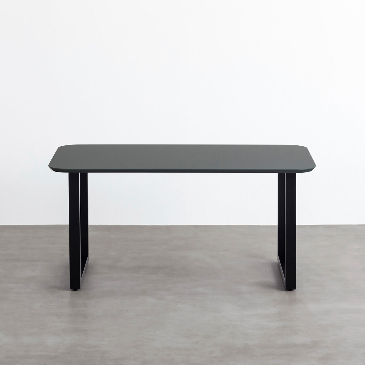 ナノテクノロジー素材を使用したオリーブのFENIX天板とマットブラックのスクエア鉄脚を組み合わせた優れた性能と美しさを併せもつ新しいテーブル（正面）