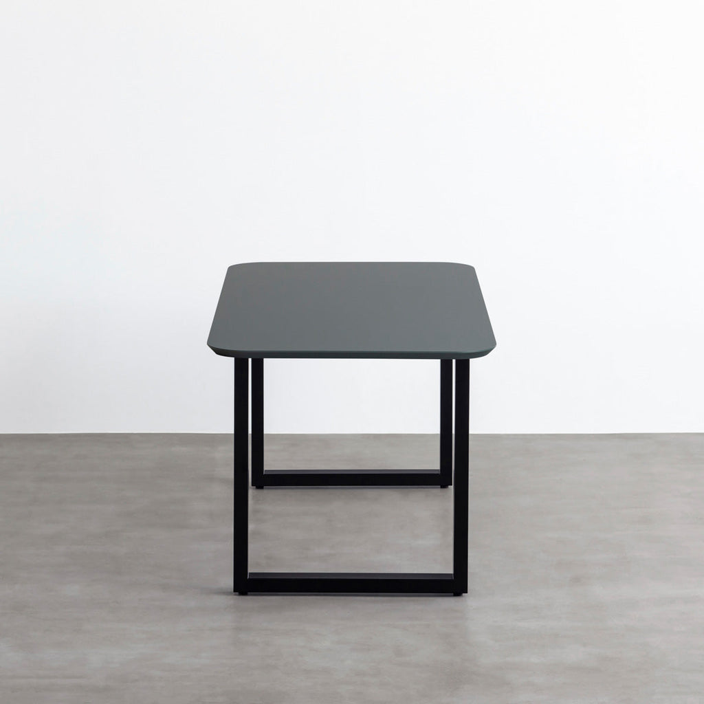 ナノテクノロジー素材を使用したオリーブのFENIX天板とマットブラックのスクエア鉄脚を組み合わせた優れた性能と美しさを併せもつ新しいテーブル（横）