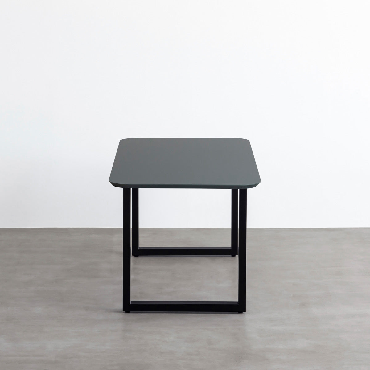 ナノテクノロジー素材を使用したオリーブのFENIX天板とマットブラックのスクエア鉄脚を組み合わせた優れた性能と美しさを併せもつ新しいテーブル（横）