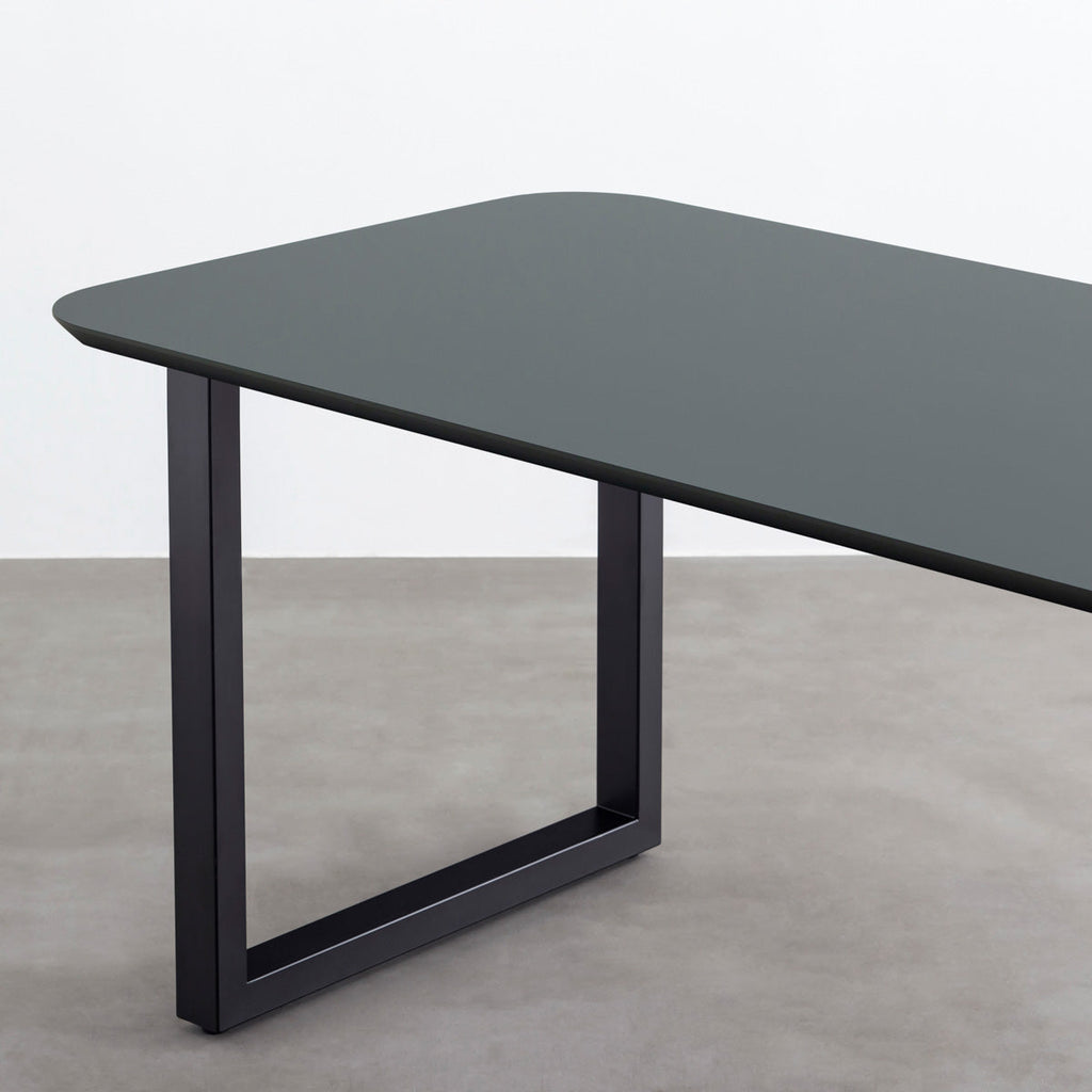 ナノテクノロジー素材を使用したオリーブのFENIX天板とマットブラックのスクエア鉄脚を組み合わせた優れた性能と美しさを併せもつ新しいテーブル（脚）