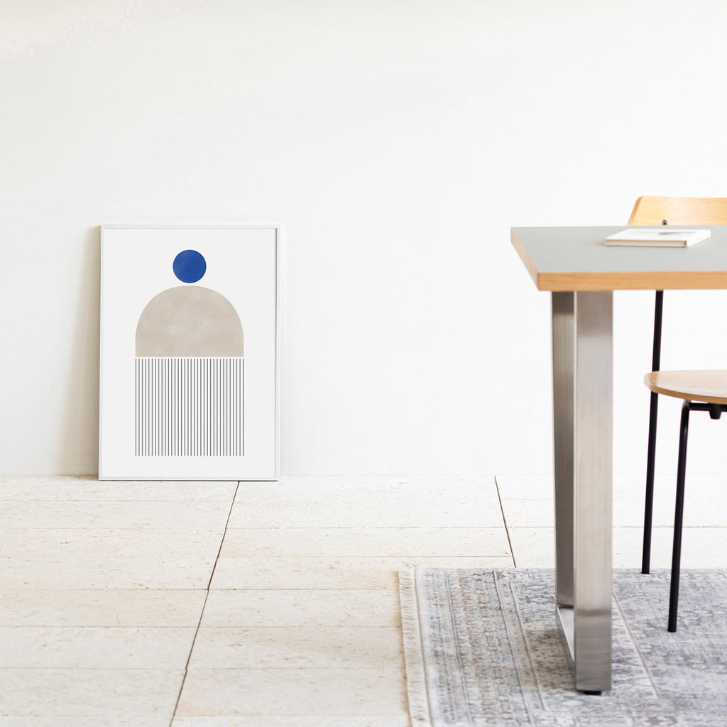 KANADEMONOのグレーとビビットなブルーのトーンがお部屋を明るくするシンプルモダンなジオメトリックアートA2＋ホワイトフレーム（ダイニング使用例）