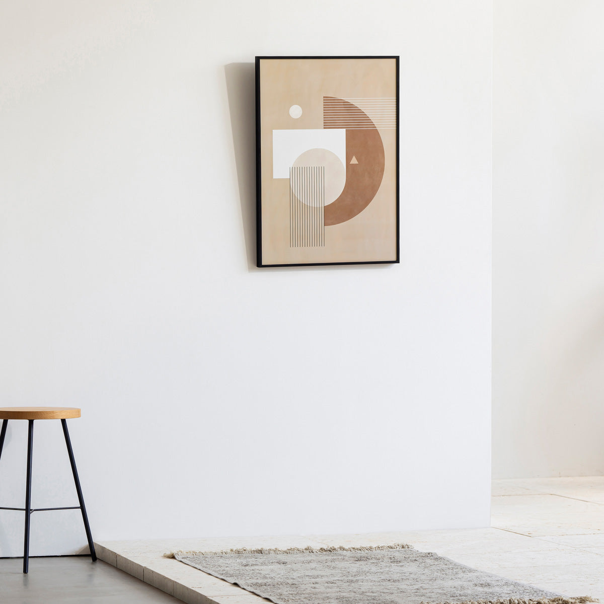 KANADEMONOのブラウンやベージュのさまざまな図形が交差するシルエットがポップな印象のジオメトリックアートA2＋ブラックフレーム（エントランス使用例）