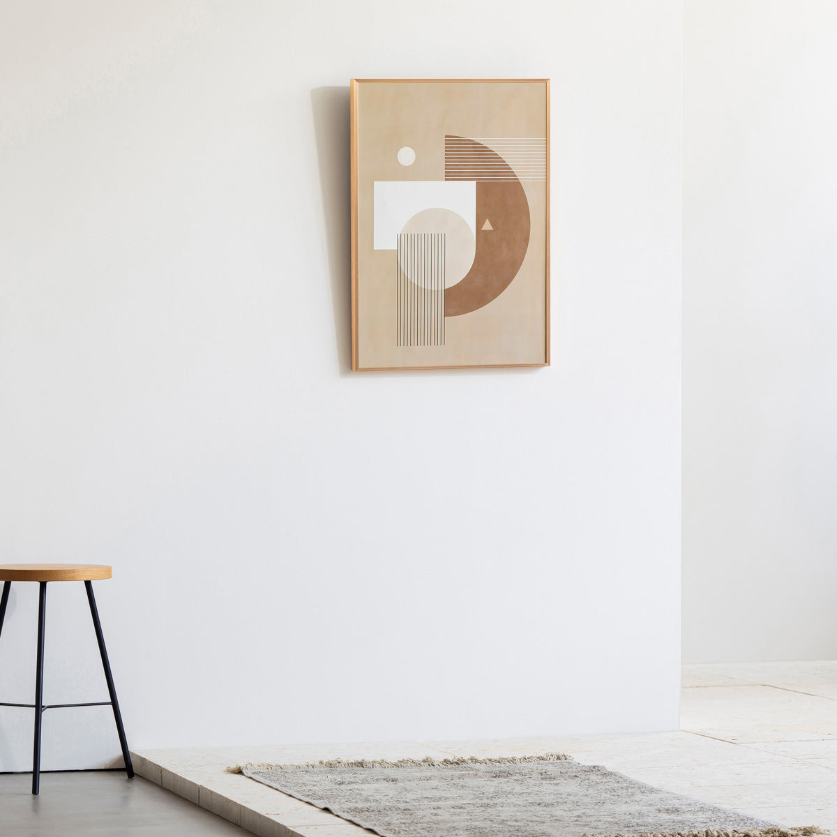 KANADEMONOのブラウンやベージュのさまざまな図形が交差するシルエットがポップな印象のジオメトリックアートA2＋ゴールドフレーム（エントランス使用例）