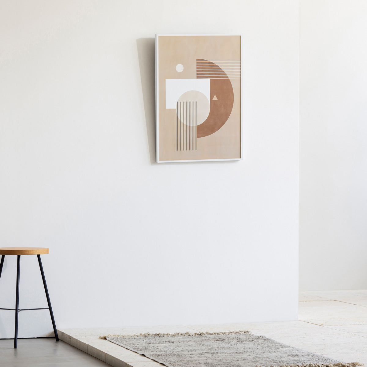 KANADEMONOのブラウンやベージュのさまざまな図形が交差するシルエットがポップな印象のジオメトリックアートA2＋ホワイトフレーム（エントランス使用例）