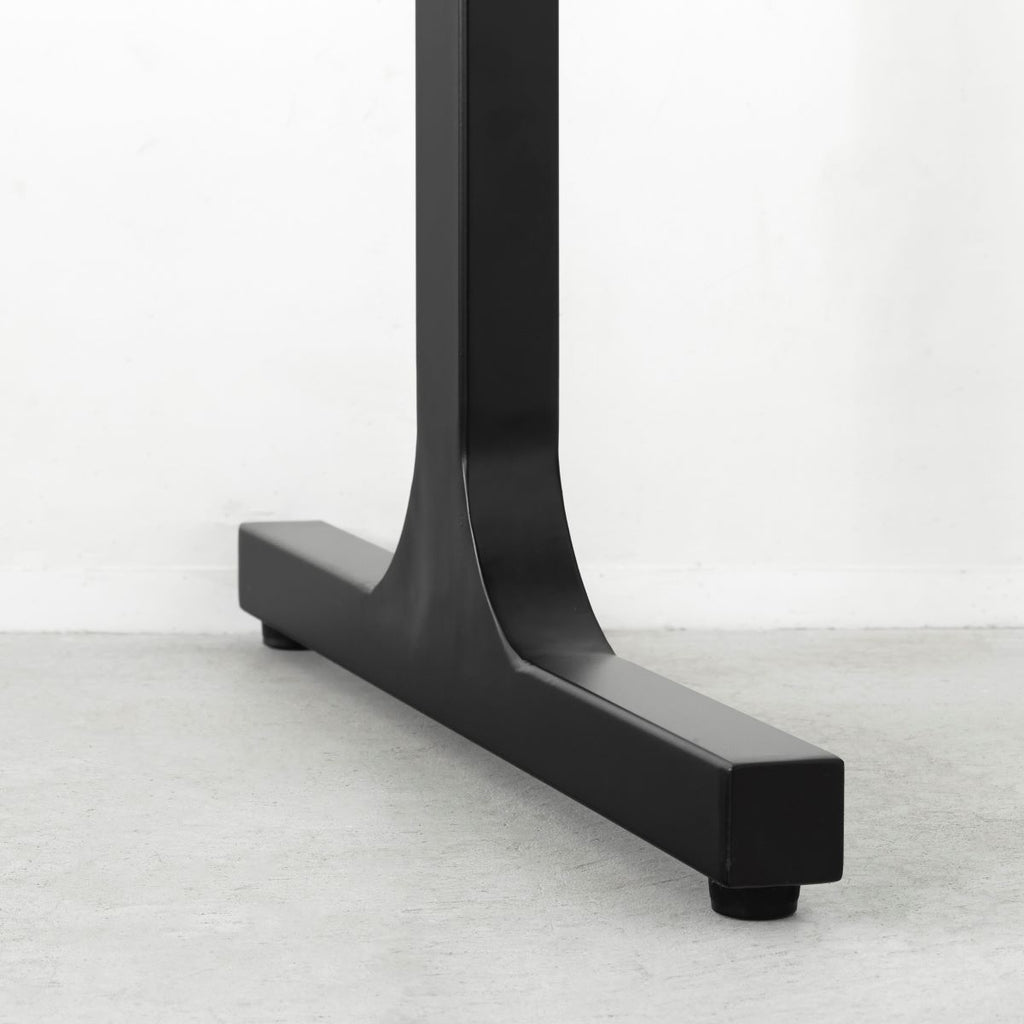 KanademonoのMORTEXグレー天板にブラックのIラインの鉄脚を合わせたテーブル（脚）