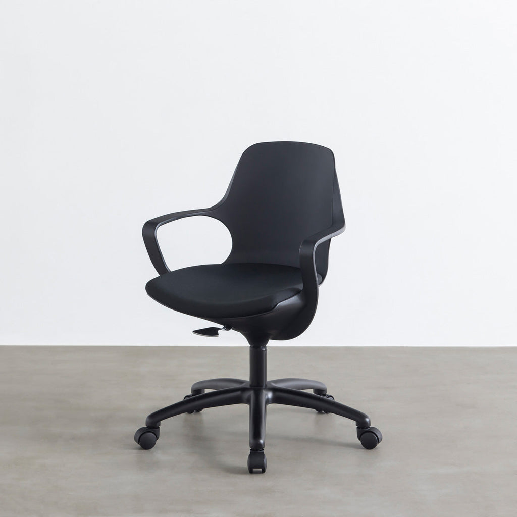 KANADEMONOの背もたれから座面までのなめらかなシルエットが特徴的なオールブラックの回転式デスクチェア