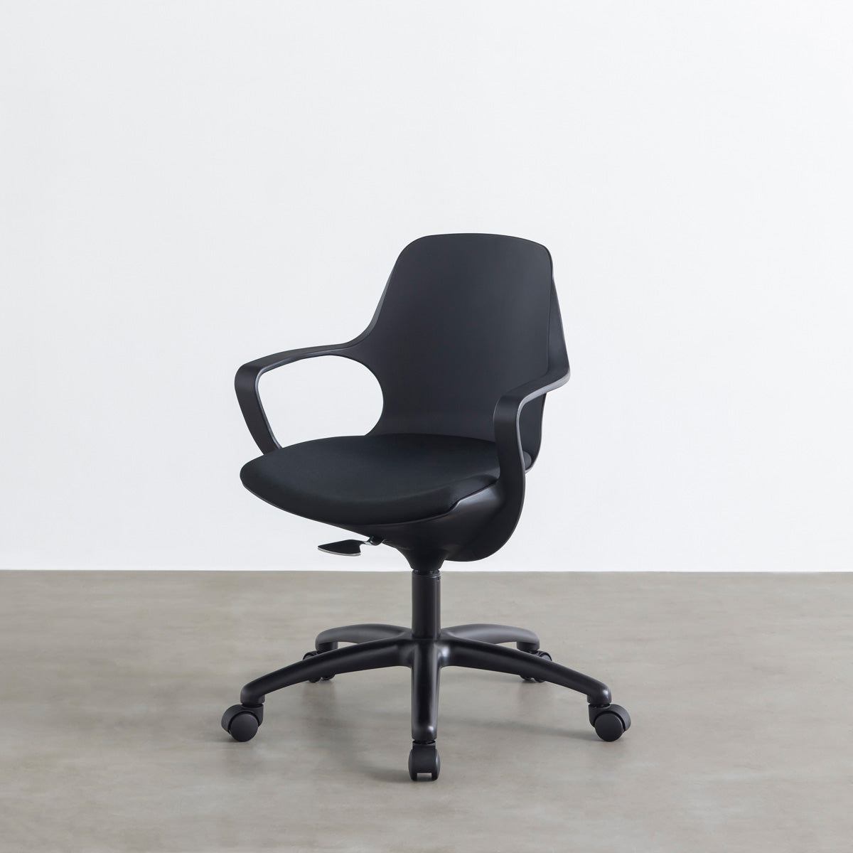 KANADEMONOの背もたれから座面までのなめらかなシルエットが特徴的なオールブラックの回転式デスクチェア