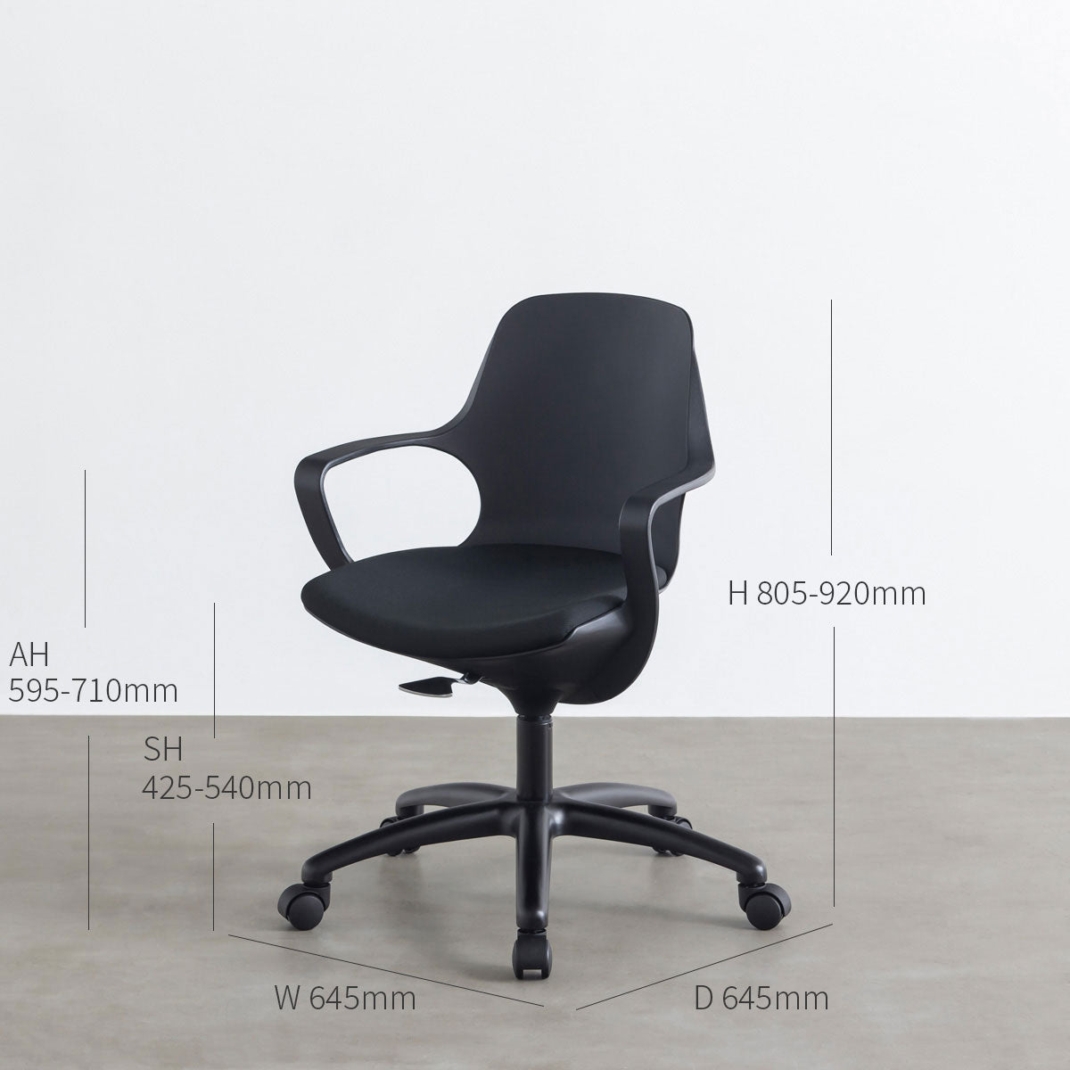 KANADEMONOの背もたれから座面までのなめらかなシルエットが特徴的なオールブラックの回転式デスクチェア（寸法画像1）