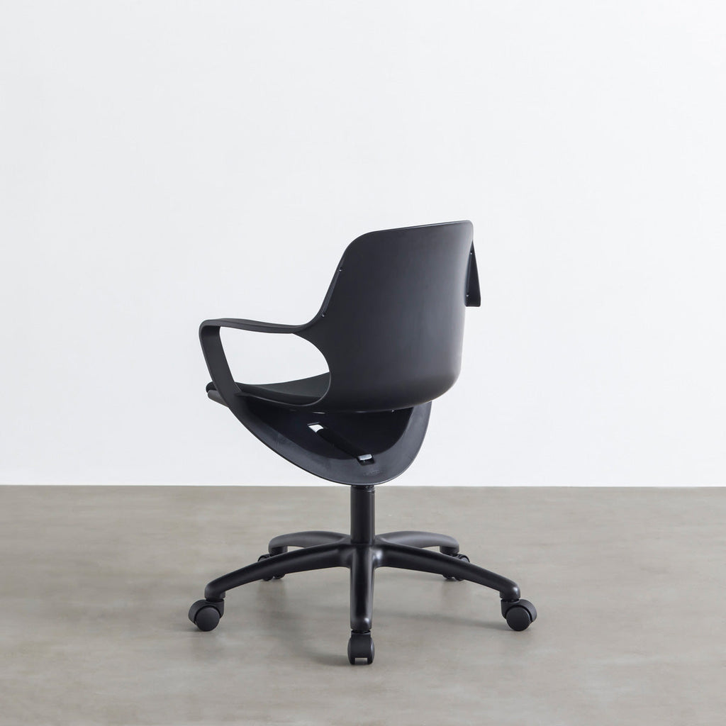 KANADEMONOの背もたれから座面までのなめらかなシルエットが特徴的なオールブラックの回転式デスクチェア(背面)